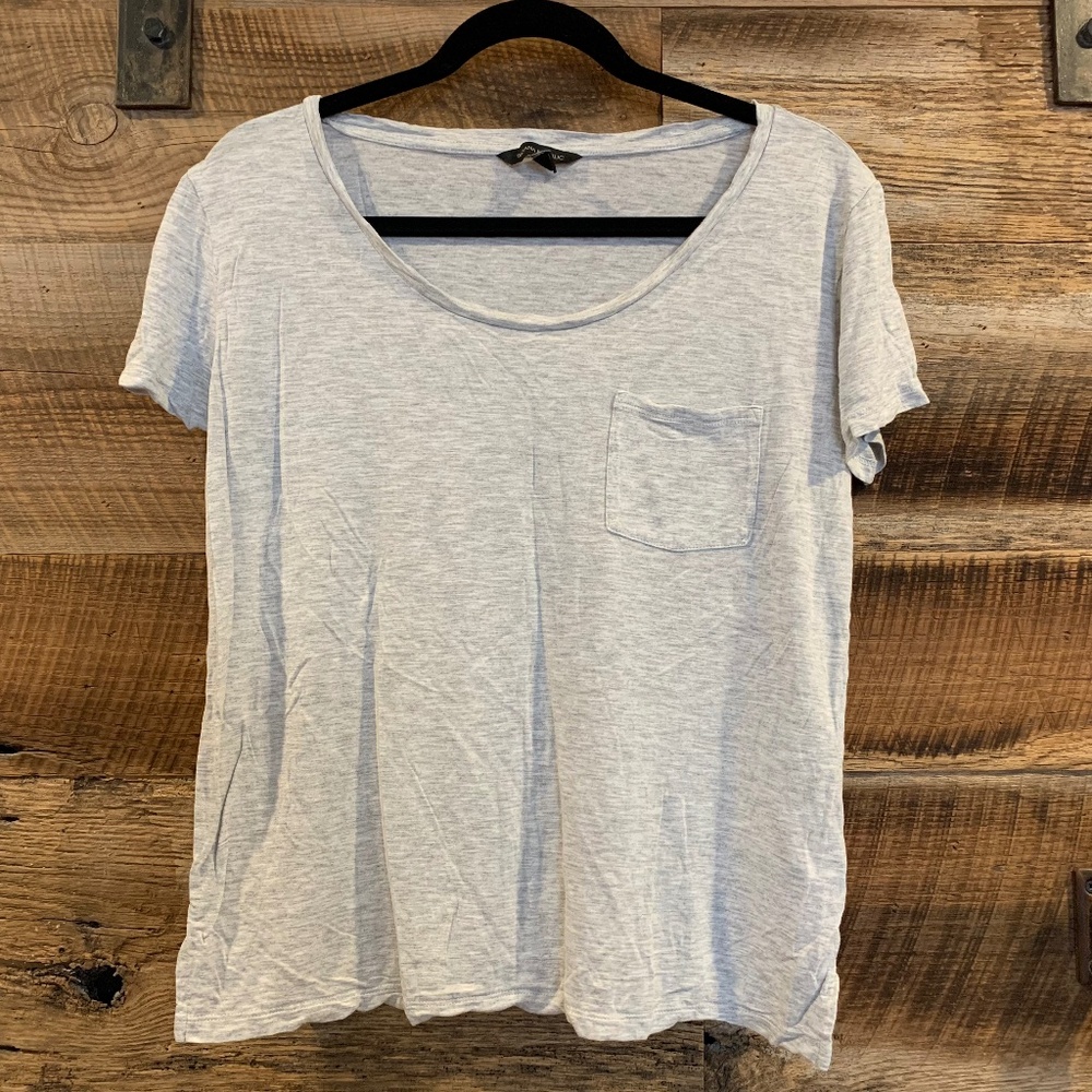 EUC - Banana Republic Factory - Easy Pocket Tee - Light Heather Grey - M